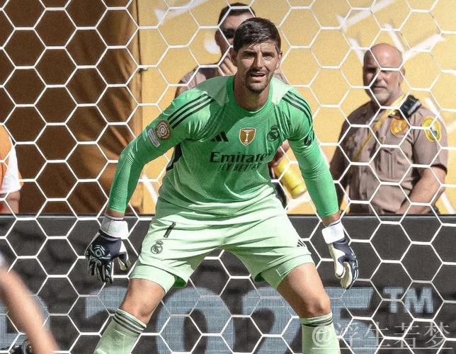 33岁足坛名将爆发：单场10次神级扑救助皇马取胜，赛后怒批队友