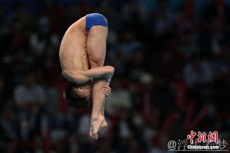 跳水世界杯总决赛：男子10米台精彩角逐